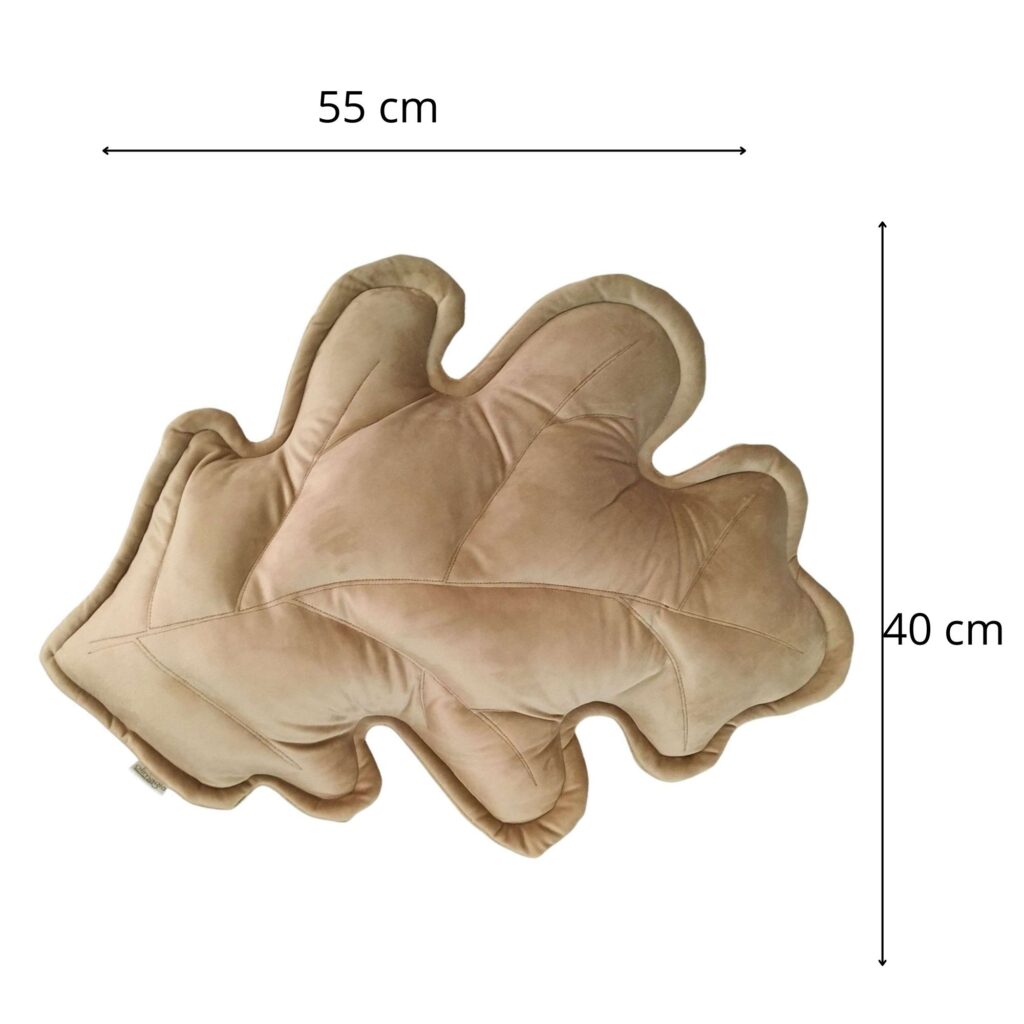 Beżowa poduszka dekoracyjna liść dębu w eleganckim salonie