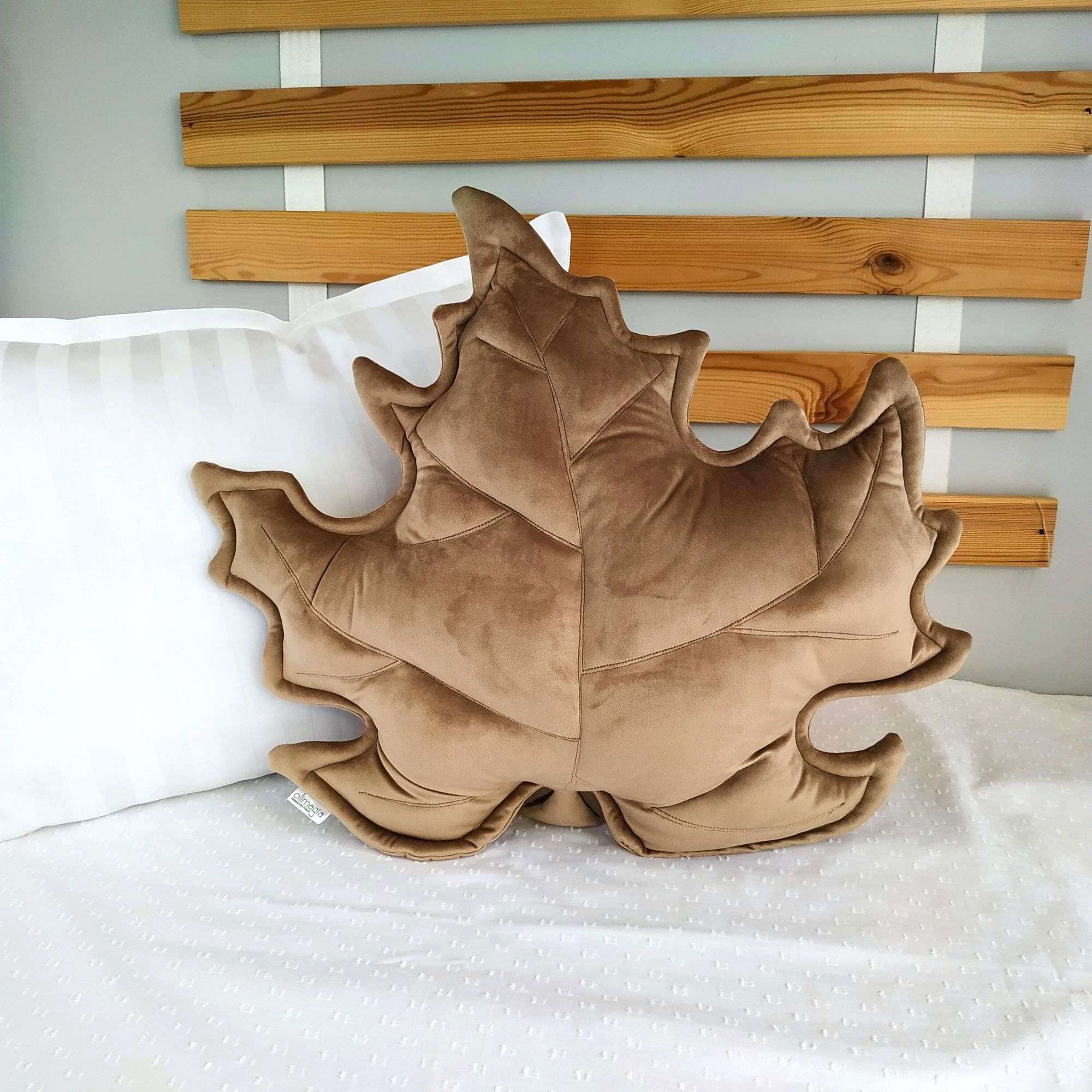 Beżowa poduszka dekoracyjna liść klonu w przytulnym salonie