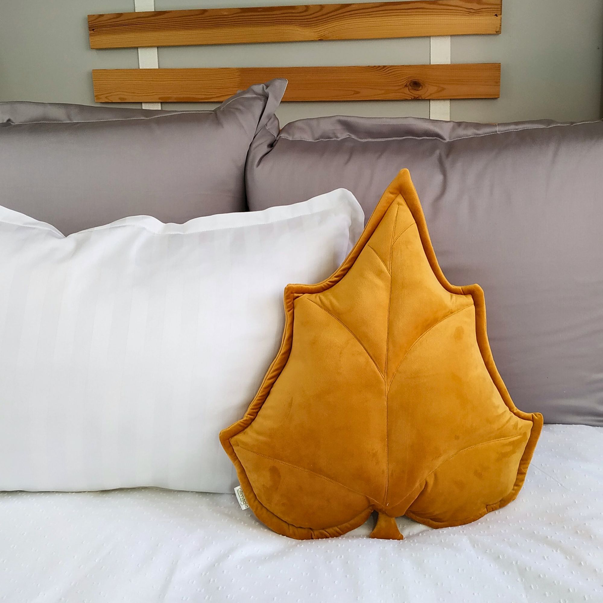 Żółta poduszka dekoracyjna liść brzozy w jasnym salonie