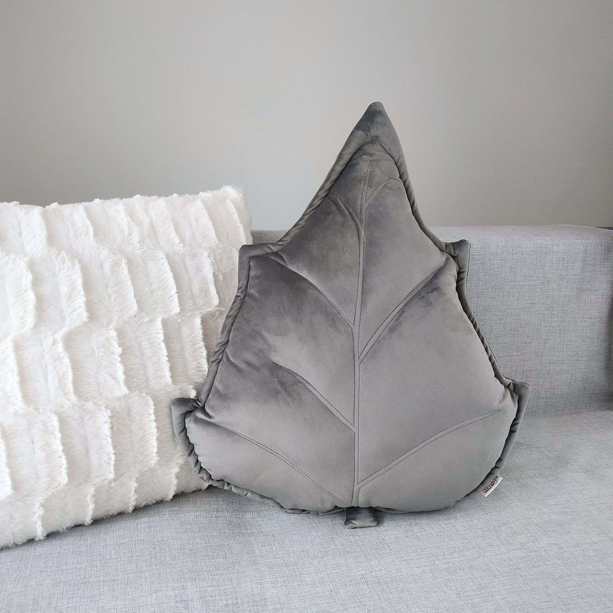 Srebrna poduszka dekoracyjna liść brzozy z połyskującego weluru