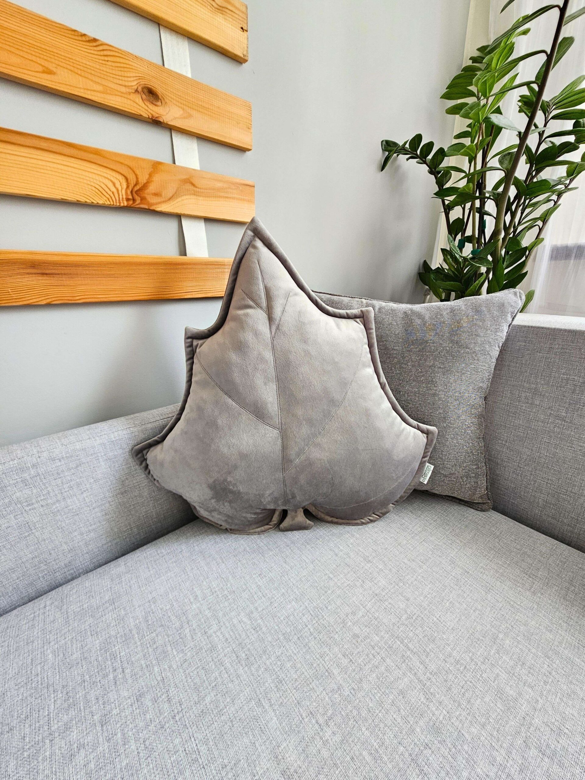 Srebrna poduszka dekoracyjna liść brzozy z połyskującego weluru