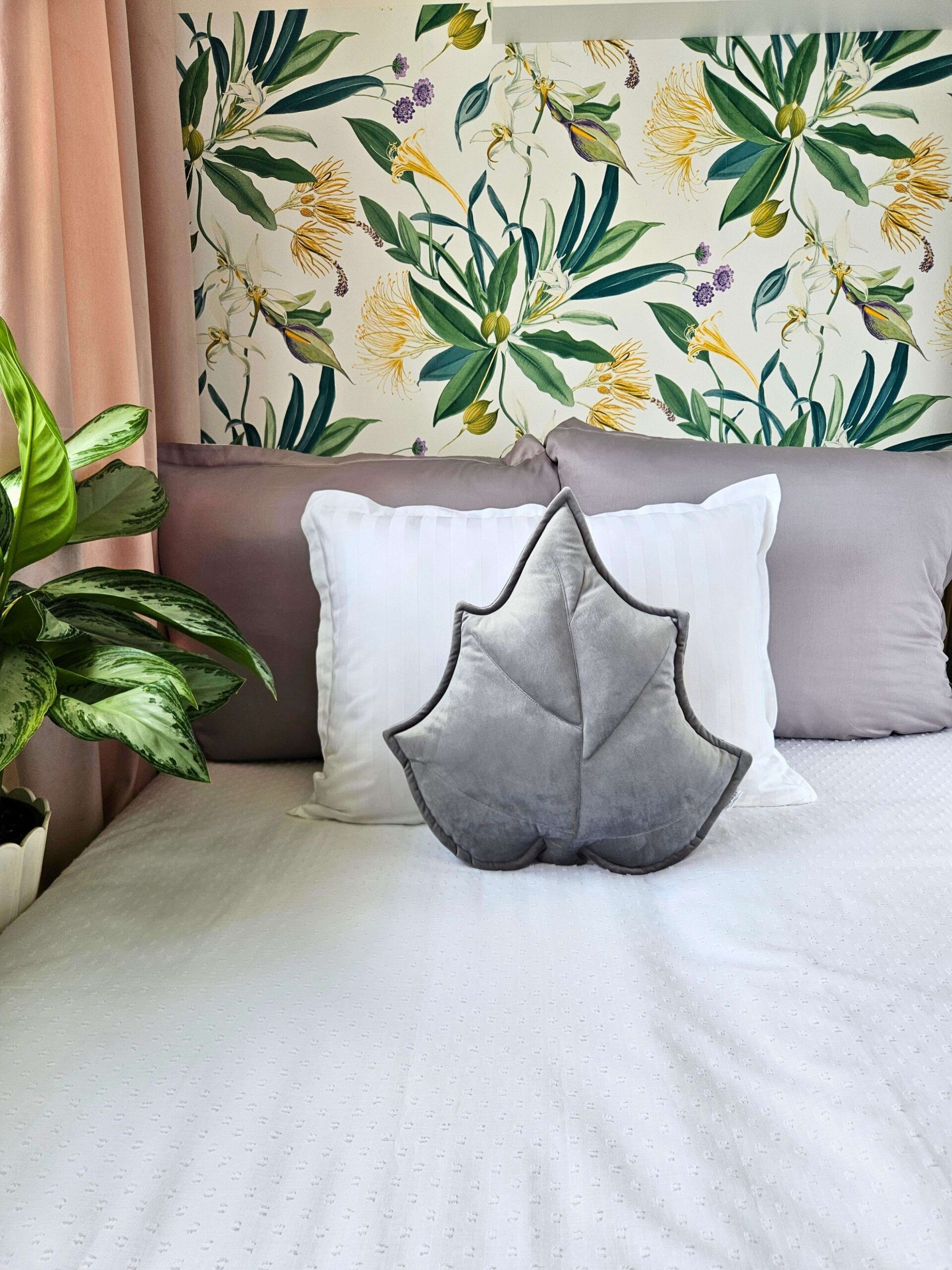 Srebrna poduszka dekoracyjna liść brzozy z połyskującego weluru