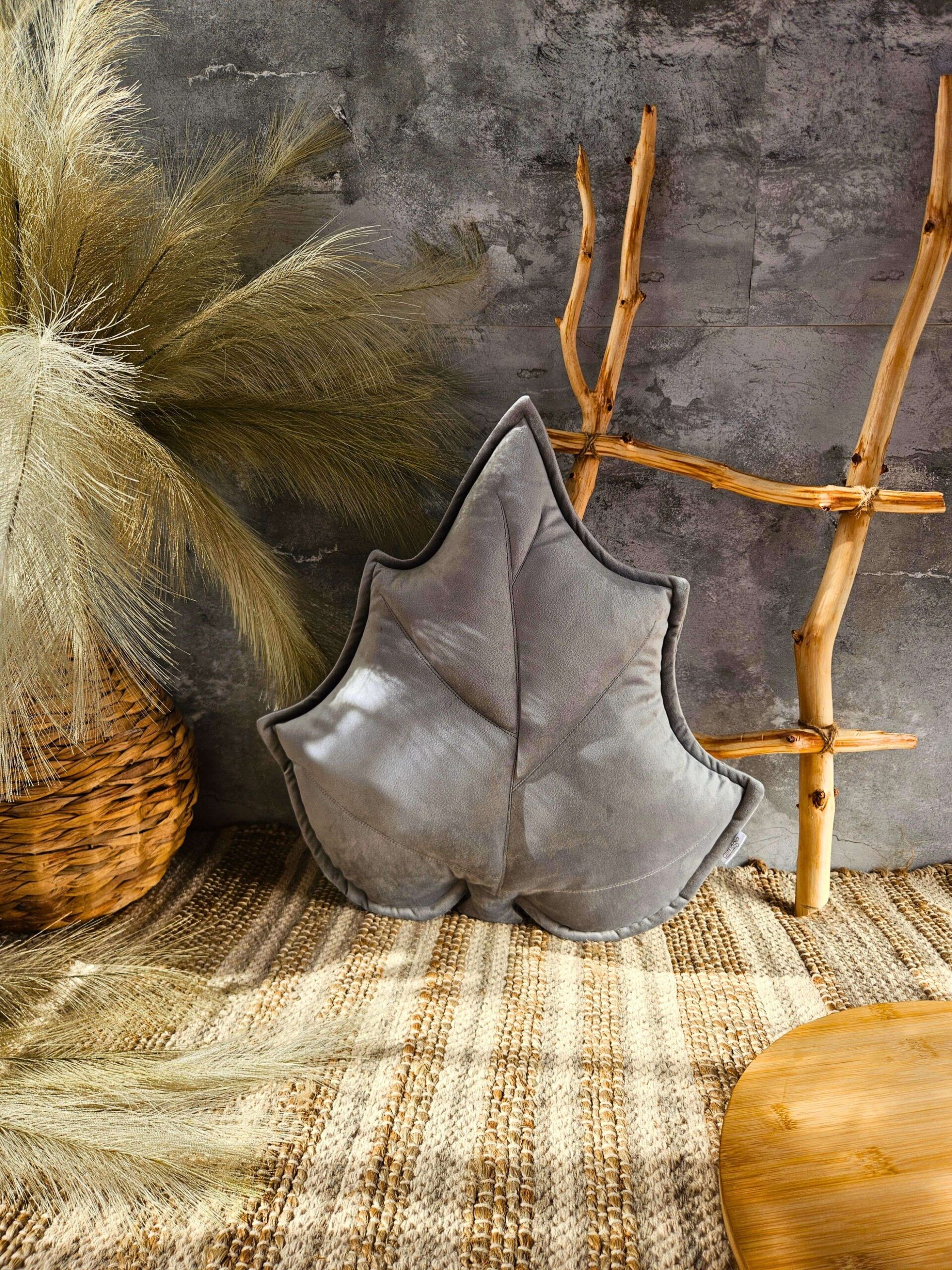 Srebrna poduszka dekoracyjna liść brzozy z połyskującego weluru