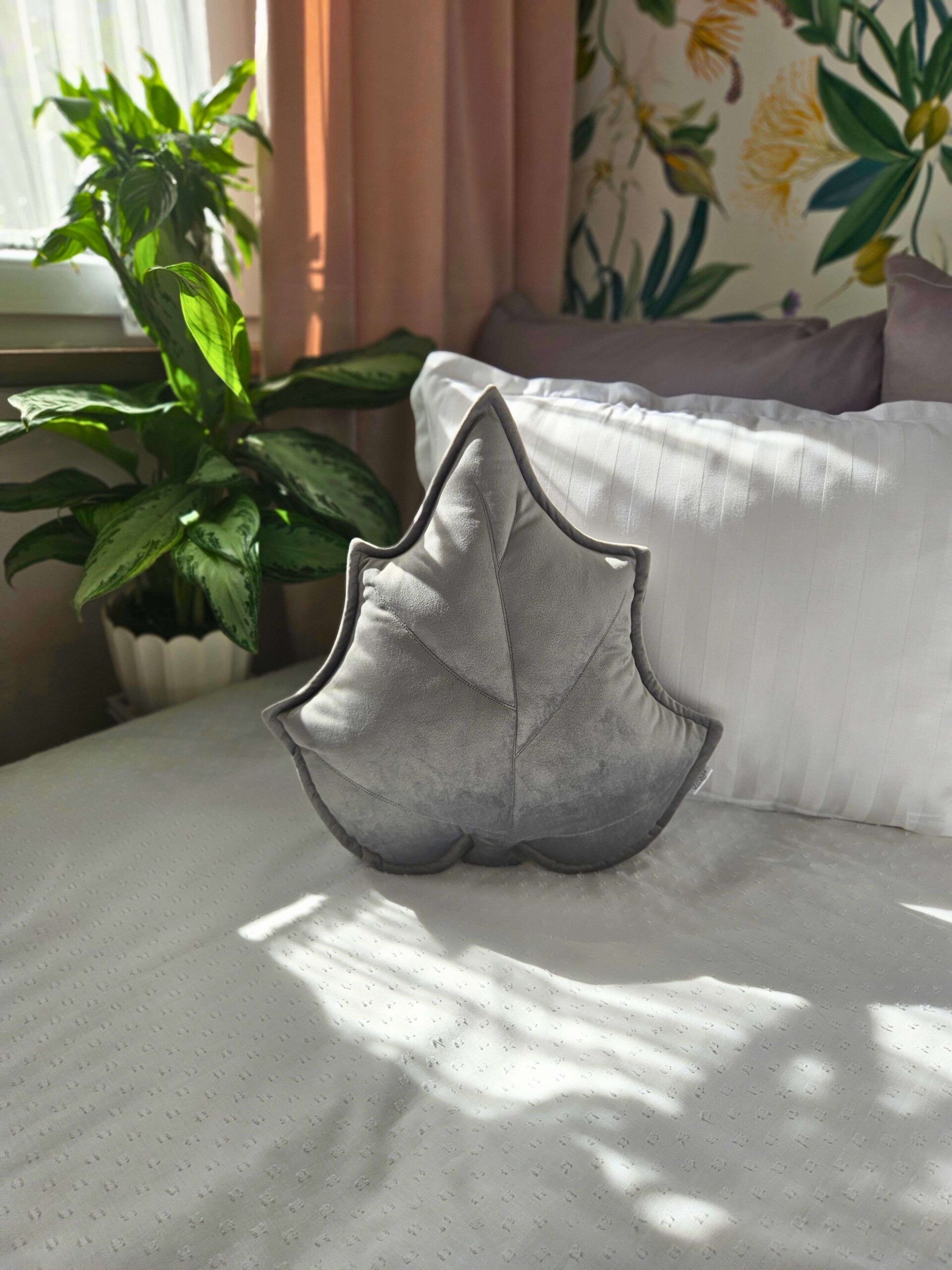 Srebrna poduszka dekoracyjna liść brzozy z połyskującego weluru