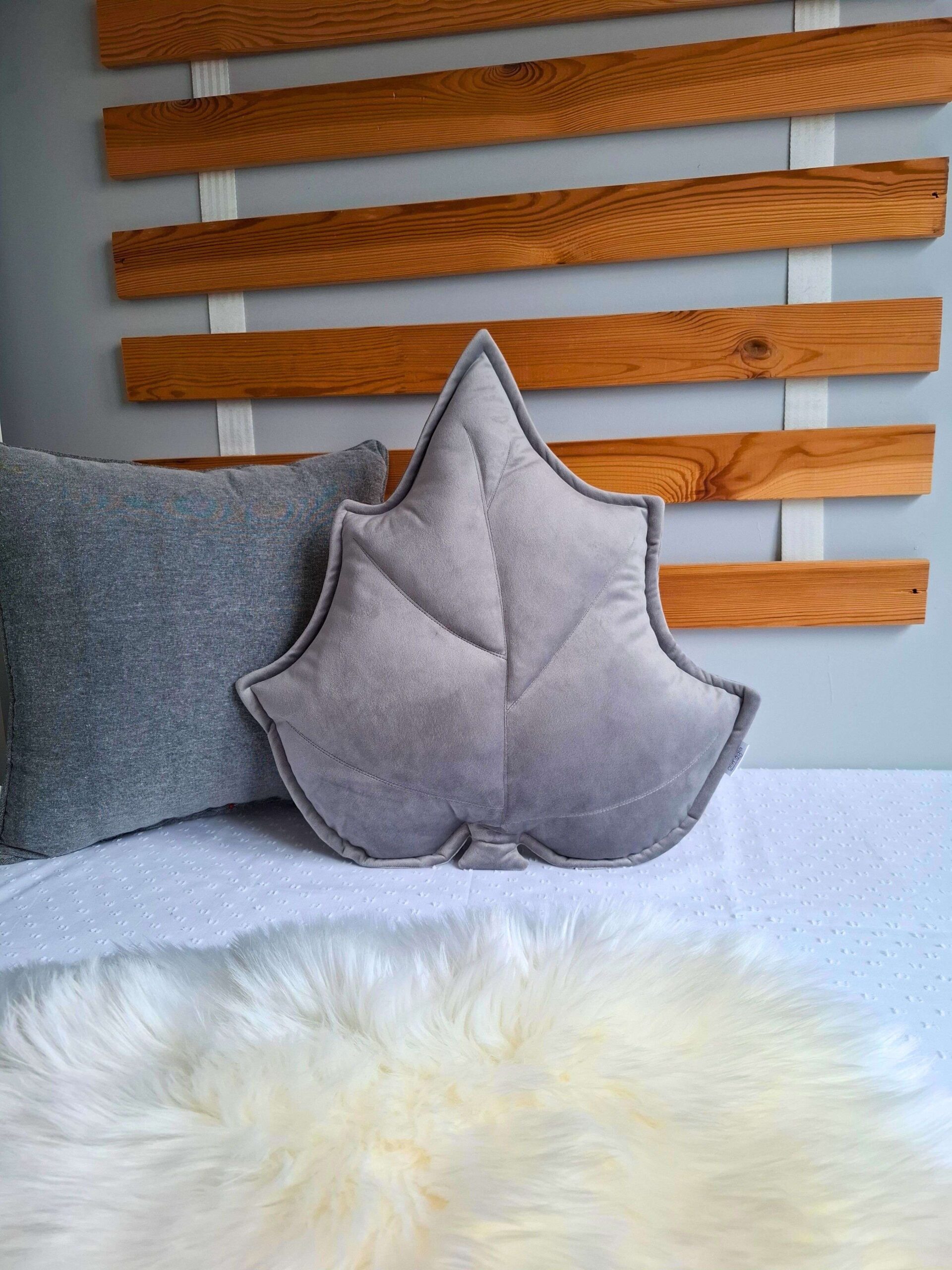 Srebrna poduszka dekoracyjna liść brzozy z połyskującego weluru