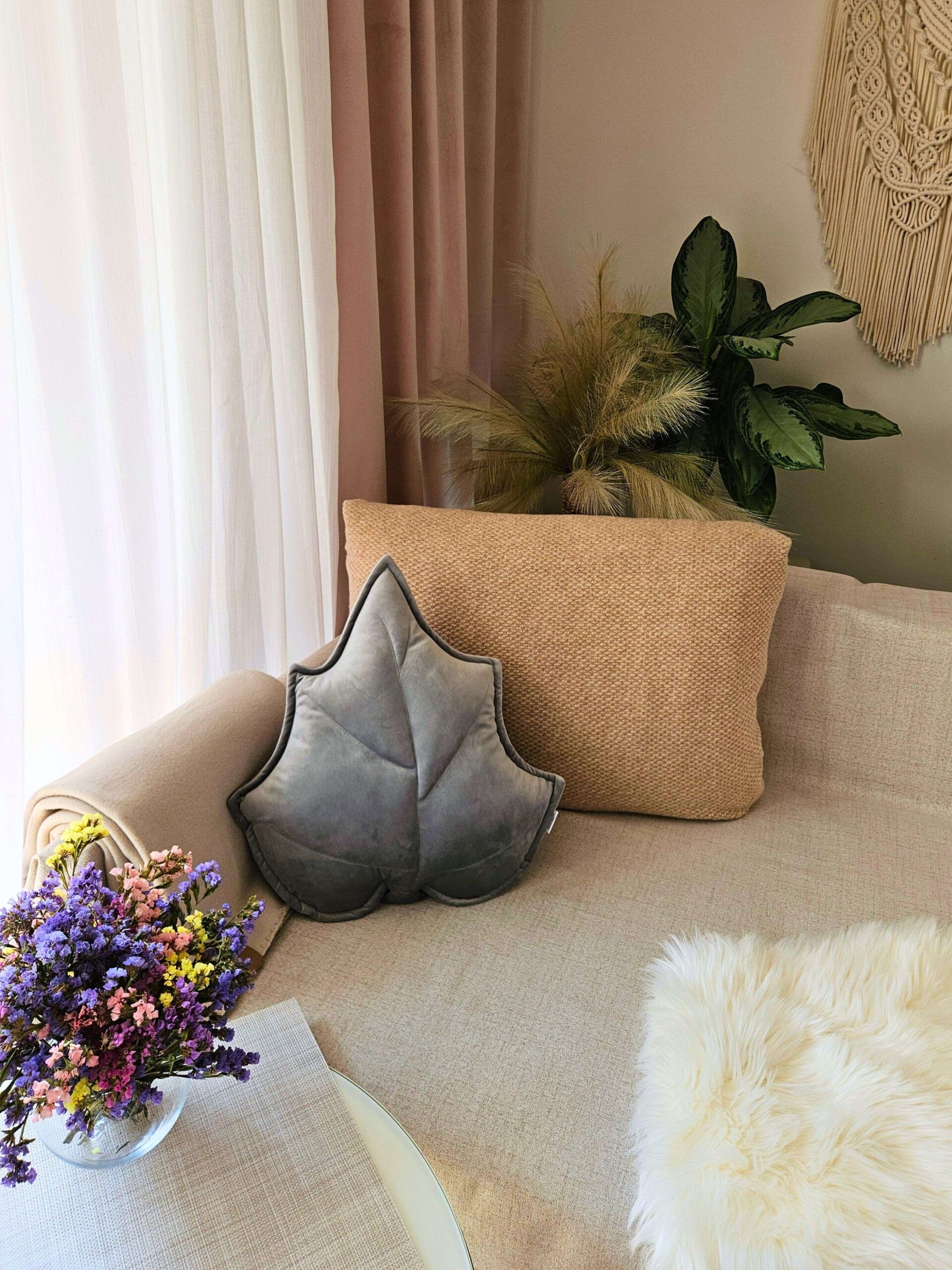 Srebrna poduszka dekoracyjna liść brzozy z połyskującego weluru