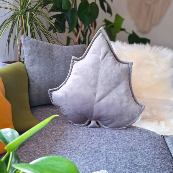 Srebrna poduszka dekoracyjna liść brzozy z połyskującego weluru