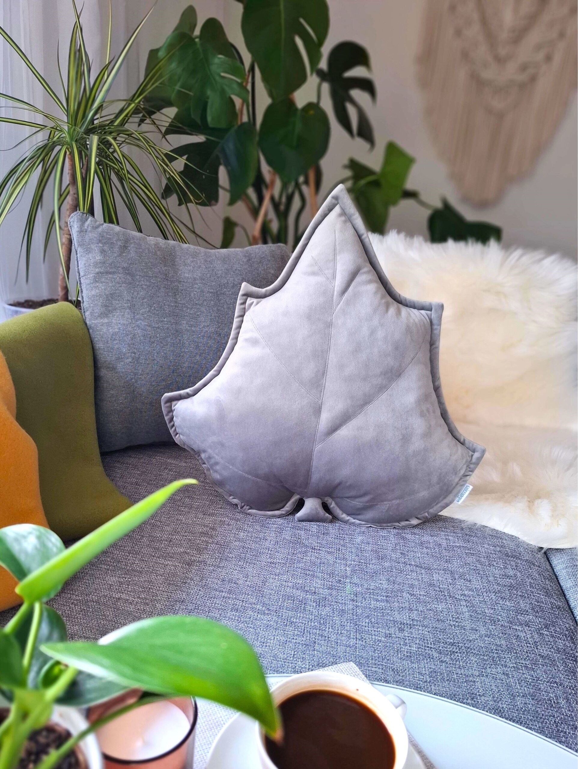 Srebrna poduszka dekoracyjna liść brzozy z połyskującego weluru