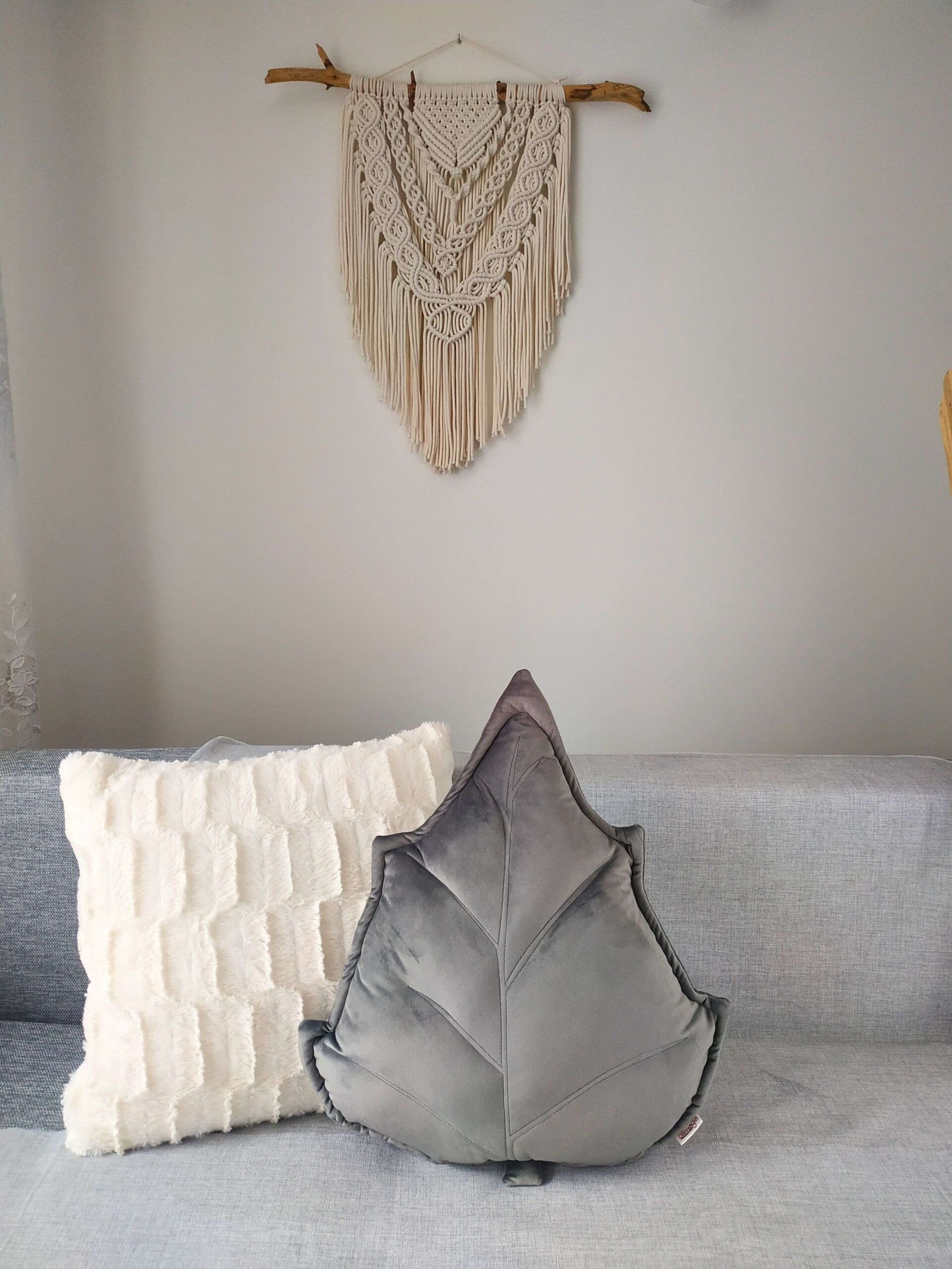 Srebrna poduszka dekoracyjna liść brzozy z połyskującego weluru