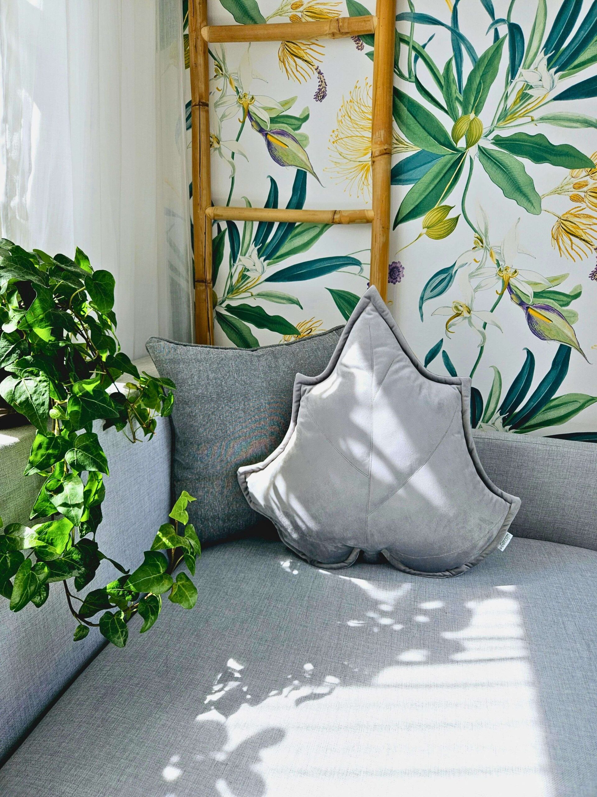 Srebrna poduszka dekoracyjna liść brzozy z połyskującego weluru