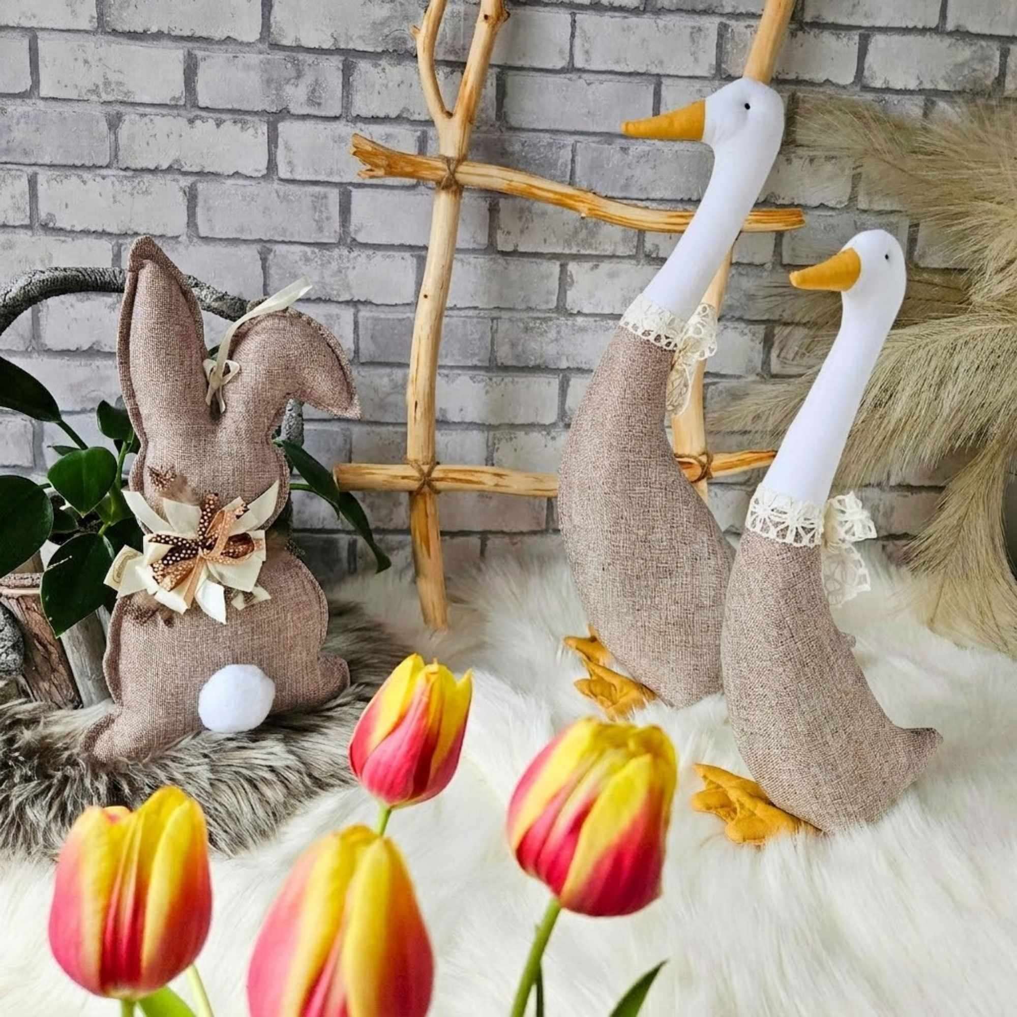 Zestaw sielskich dekoracji dwie gęsi i zając ręcznie szyte w Polsce w stylu rustykalnym