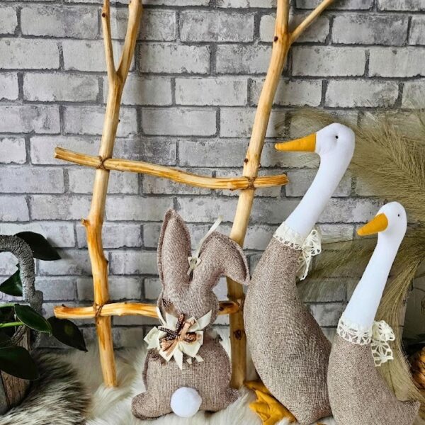 Zestaw sielskich dekoracji dwie gęsi i zając ręcznie szyte w Polsce w stylu rustykalnym