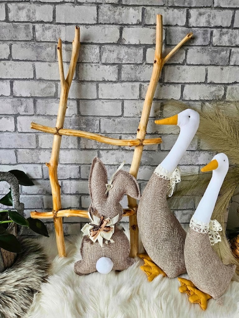 Zestaw sielskich dekoracji dwie gęsi i zając ręcznie szyte w Polsce w stylu rustykalnym