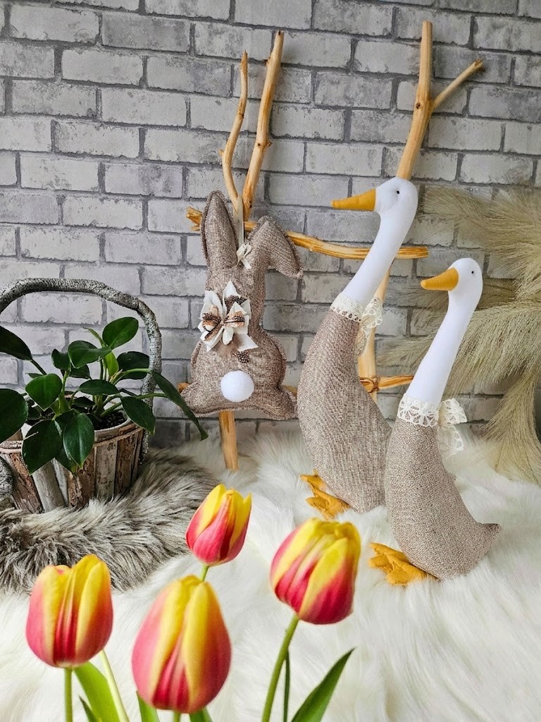 Zestaw sielskich dekoracji dwie gęsi i zając ręcznie szyte w Polsce w stylu rustykalnym