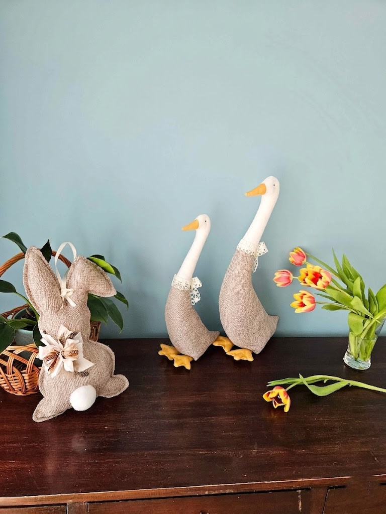 Zestaw sielskich dekoracji dwie gęsi i zając ręcznie szyte w Polsce w stylu rustykalnym