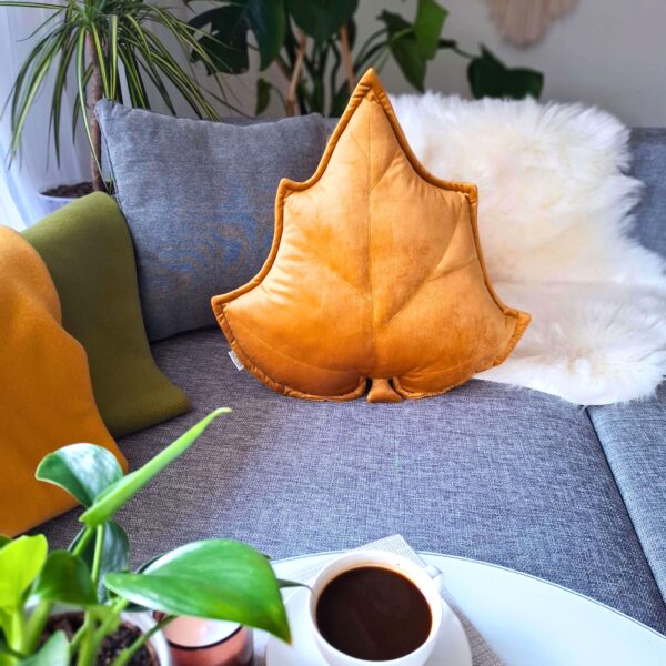 Żółta poduszka dekoracyjna liść brzozy w jasnym salonie