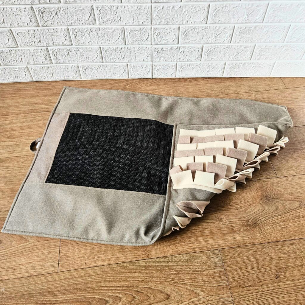 Beżowo-szara personalizowana mata węchowa dla psa z imieniem, różne strefy węszenia, rozmiar 60x90 cm