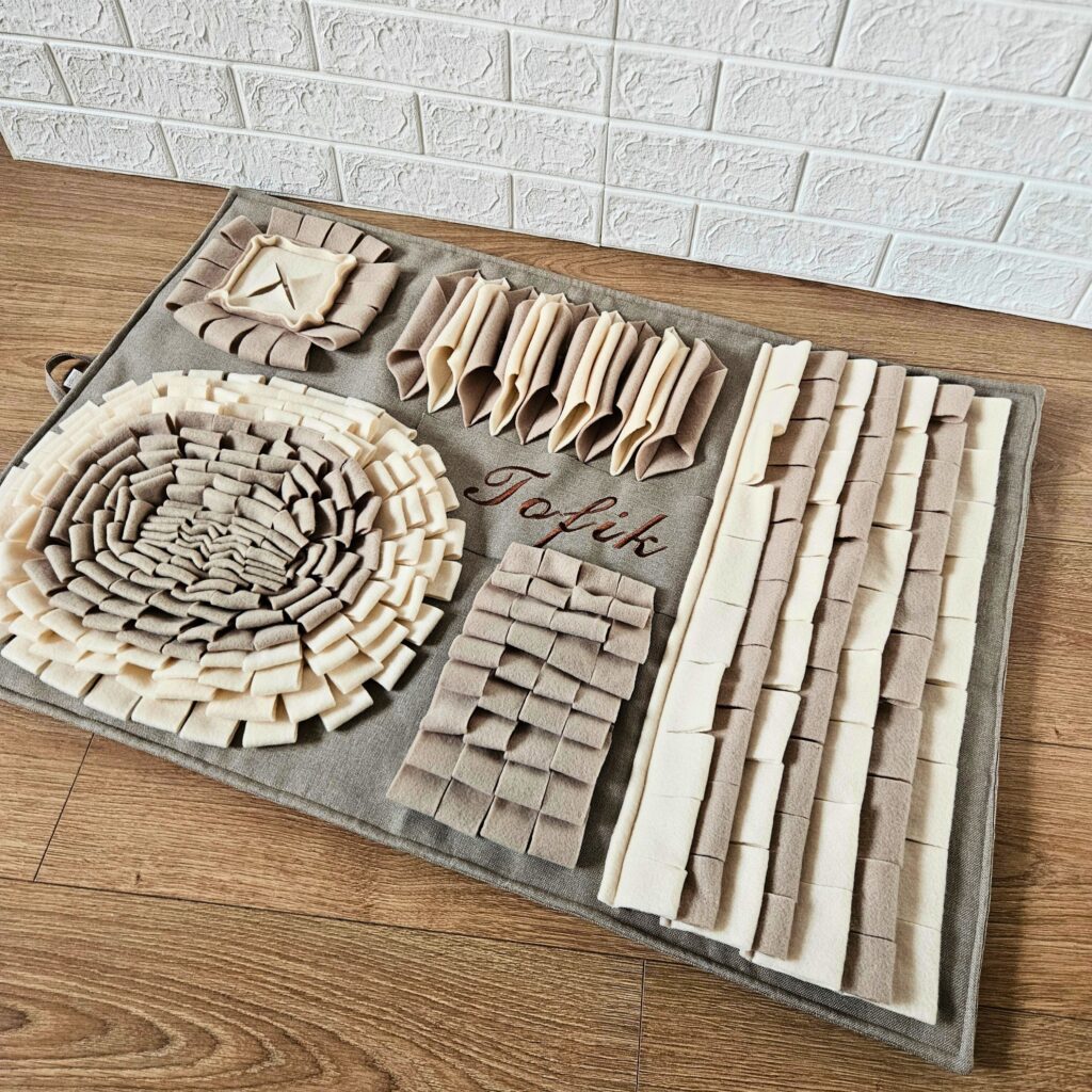 Beżowo-szara personalizowana mata węchowa dla psa z imieniem, różne strefy węszenia, rozmiar 60x90 cm