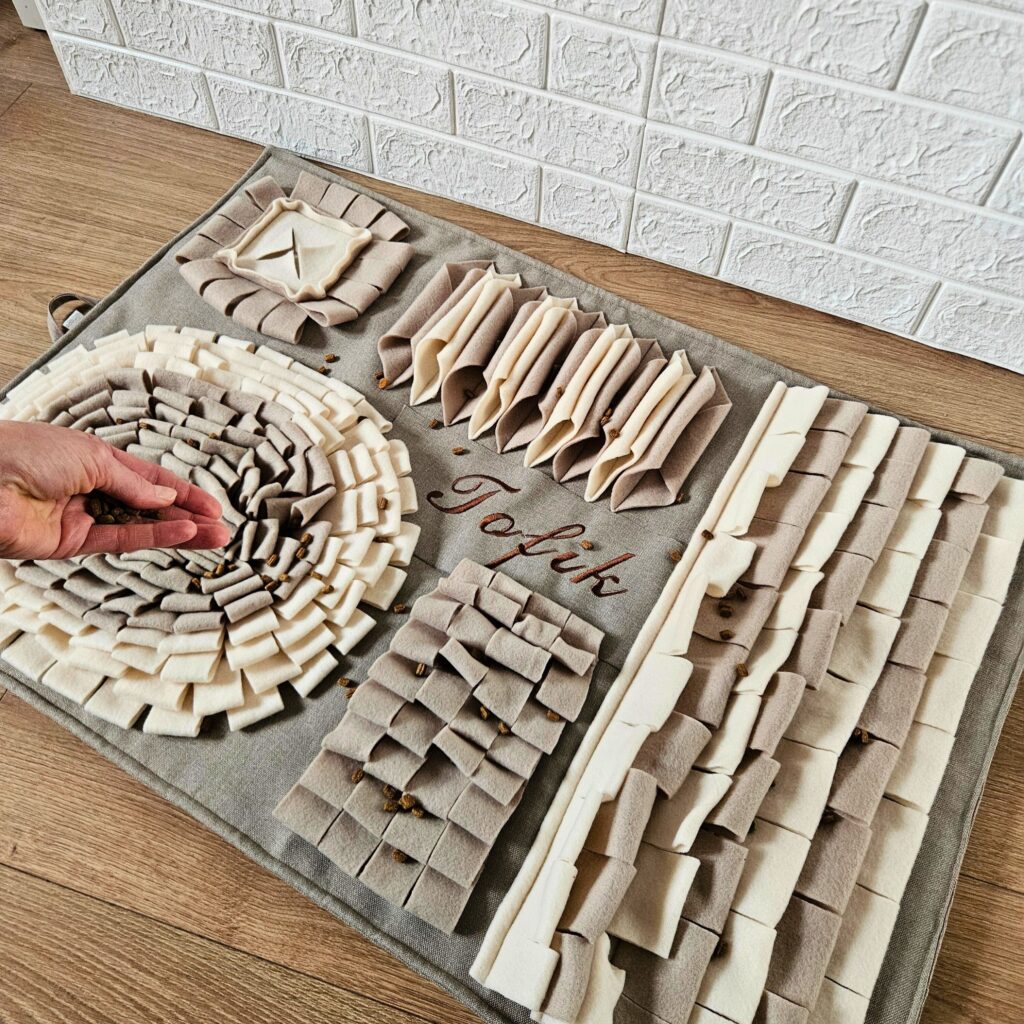 Beżowo-szara personalizowana mata węchowa dla psa z imieniem, różne strefy węszenia, rozmiar 60x90 cm